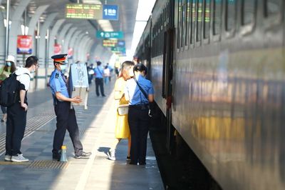 “五一”我在岗 成都铁路部门职工保障旅客假日出行